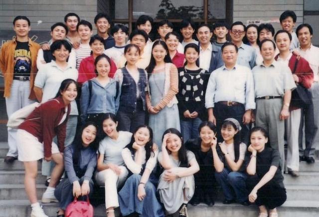 章子怡晒中戏96级聚会照,满满回忆杀