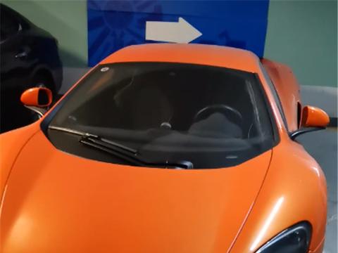 杭州一高档小区车库,一个车位就值50万,库中豪