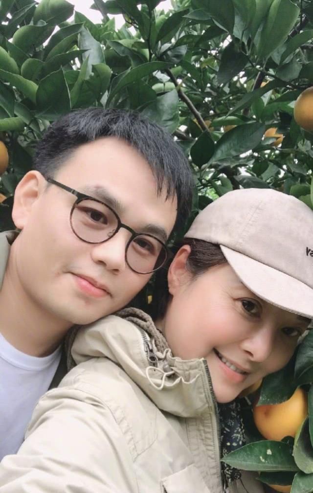 结婚7个月,袁立带老公梁太平秀恩爱,夫妻甜蜜出镜合影