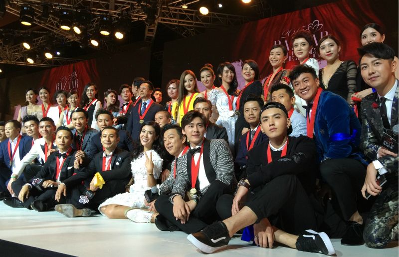 芭莎明星慈善夜大合影c位站谁成难题!明星患上了c位恐惧症?