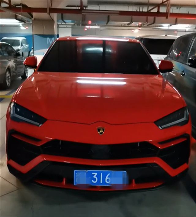 杭州一高档小区车库,一个车位就值50万,库中豪