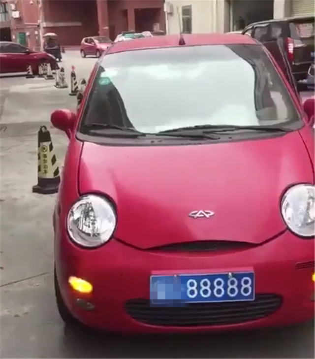 最贵奇瑞qq,落地仅4万,却挂五连号牌,牌值250万比车贵几十倍