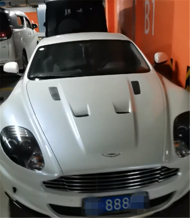 杭州一高档小区车库,一个车位就值50万,库中豪