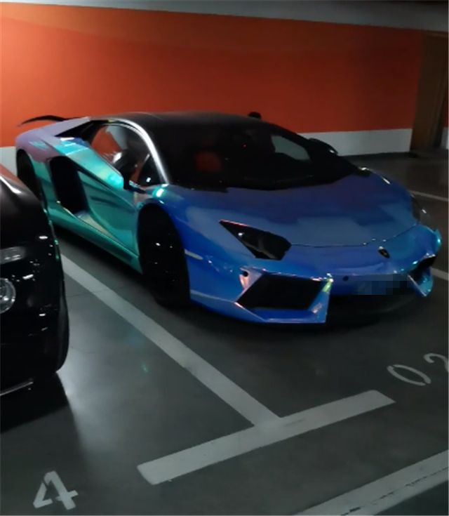 杭州一高档小区车库,一个车位就值50万,库中豪