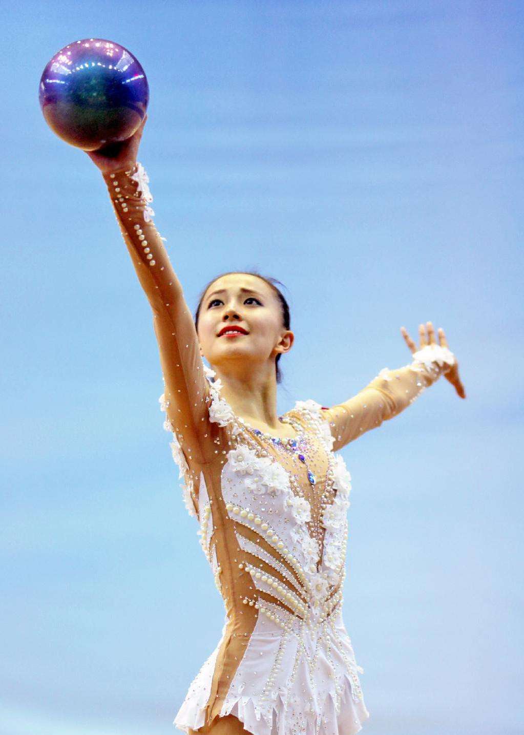 体操女神"挺胸"走红,大角度一字马很轻松,拒当明星成最美教练