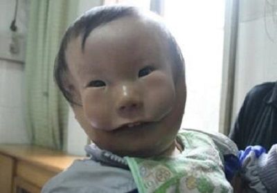 这个面具娃娃叫做康康,刚出世的时候体重就异于常人,只有2100克,奇怪