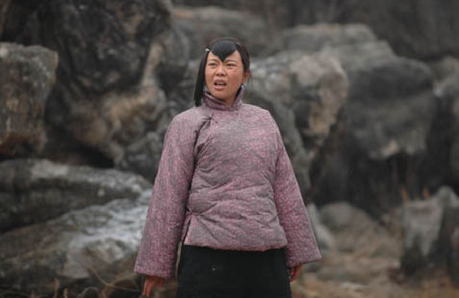 48岁闫妮尝试水下拍大片虽然没有穿泳装