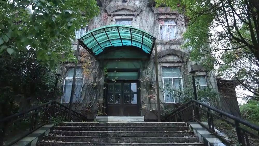 据小编所知,这20余栋别墅,位于贵阳市红枫湖的半岛上.