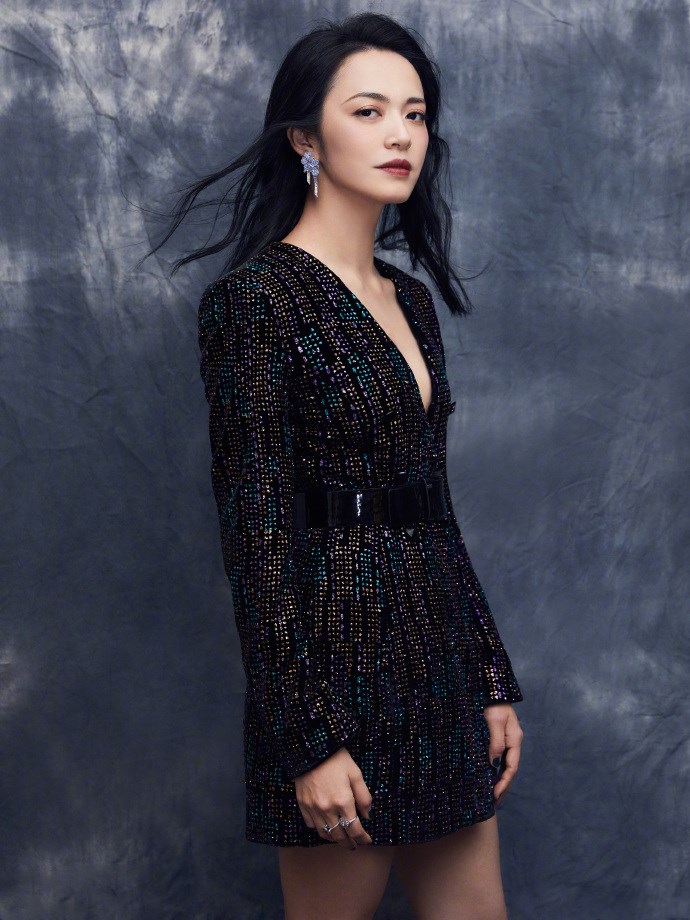 姚晨放飞自我,领口大开,深v炫彩亮片短裙性感美艳,长腿撩人