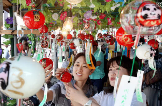 日本游客在中国疯狂购物看到他们购买的商品，中国游客:自愧不如