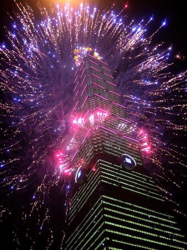 会以节庆为主题在外墙以灯光表现特殊的文字或图形;台北101大楼烟火