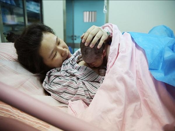 产房中的5张图片记录母婴首次接触的画面每一张都令人感动