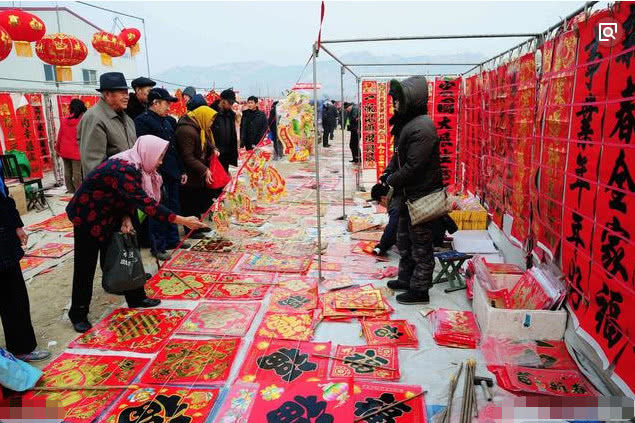 最具风土人情的购物“东北赶大集”满地都是水果，雪糕都在外面卖