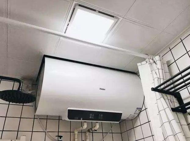 你见过把热水器装进吊顶里吗?师傅帮我这样装,真想多给他200块