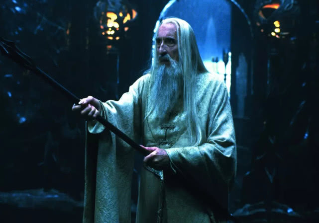 甘道夫就让比尔博的侄子弗罗多,带着戒指赶往精灵王国瑞文戴尔,让精灵