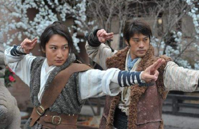 街头混混为父亲送葬挖出龙穴,道士提醒:不能葬这里,可他偏不听