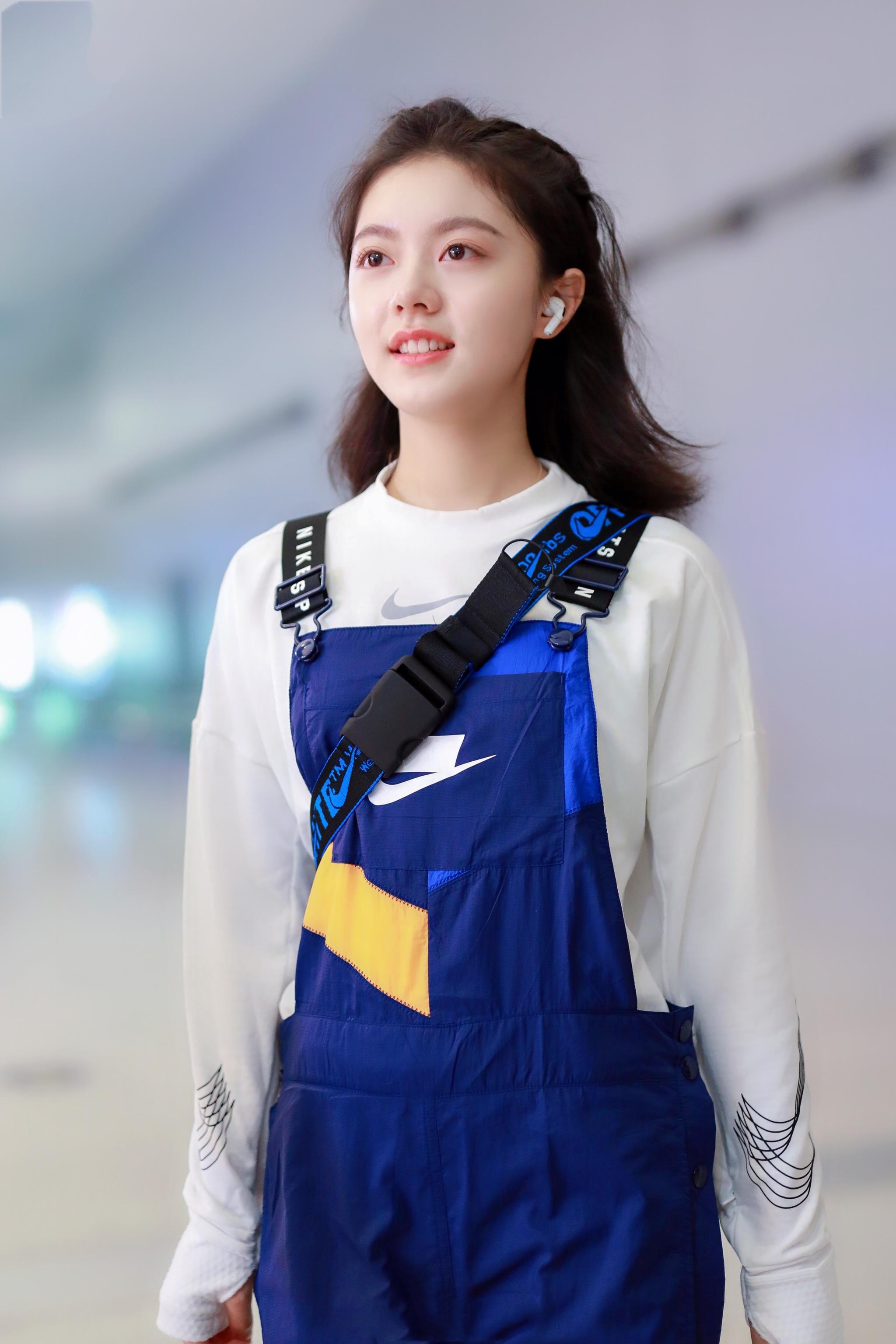 因此它在日常生活中深受许多女孩喜爱,而赵今麦所选择的这条带有工装