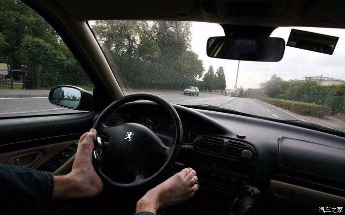 光脚开车有没有违反交通规则注意开车环境很重要