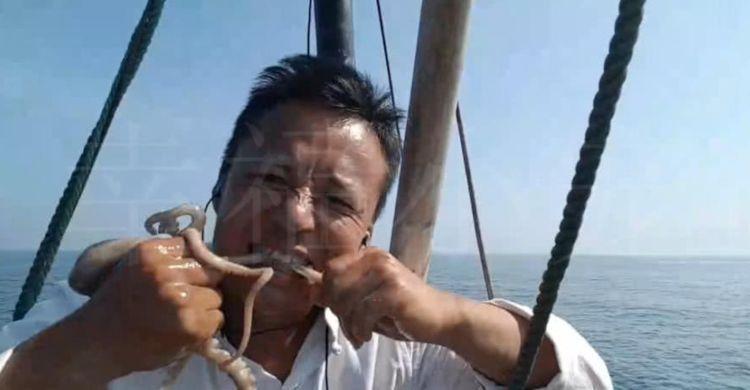 男子户外直播,抓到的章鱼直接吃,下一秒的"意外"让他失控!