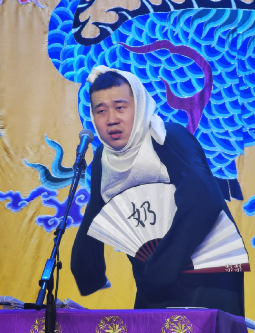德云社演员丑态百出,张云雷造型太娘,杨九郎头绑白布扮小丑