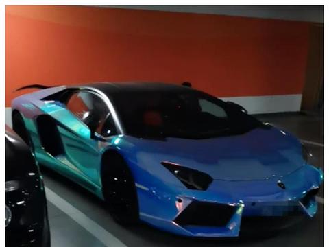 杭州一高档小区车库,一个车位就值50万,库中豪