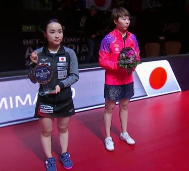 伊藤美诚领奖台上又现诡异表情,朱雨玲在旁沦为背景板