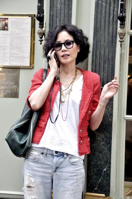 王菲到机场,一身黑装扮更显皮肤白,发型打理成中分显状态好