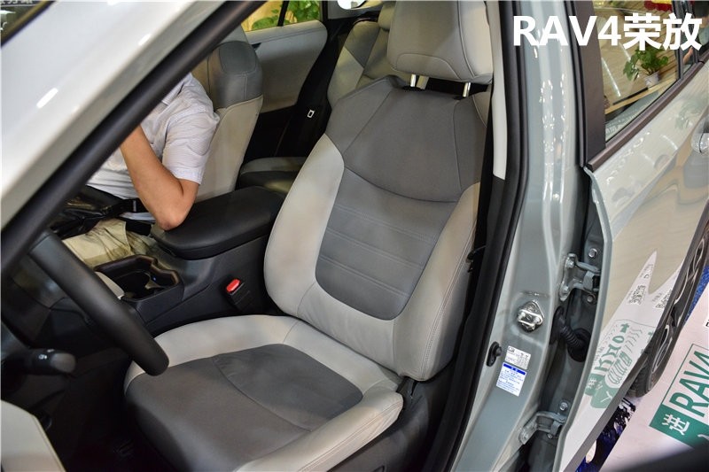 全新RAV4荣放对比CR-V：丰田这一次能翻身吗？