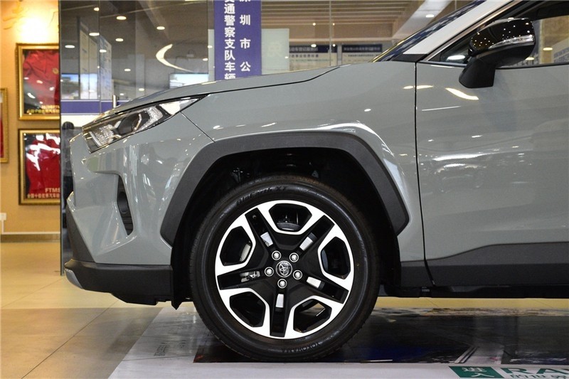 全新RAV4荣放对比CR-V：丰田这一次能翻身吗？