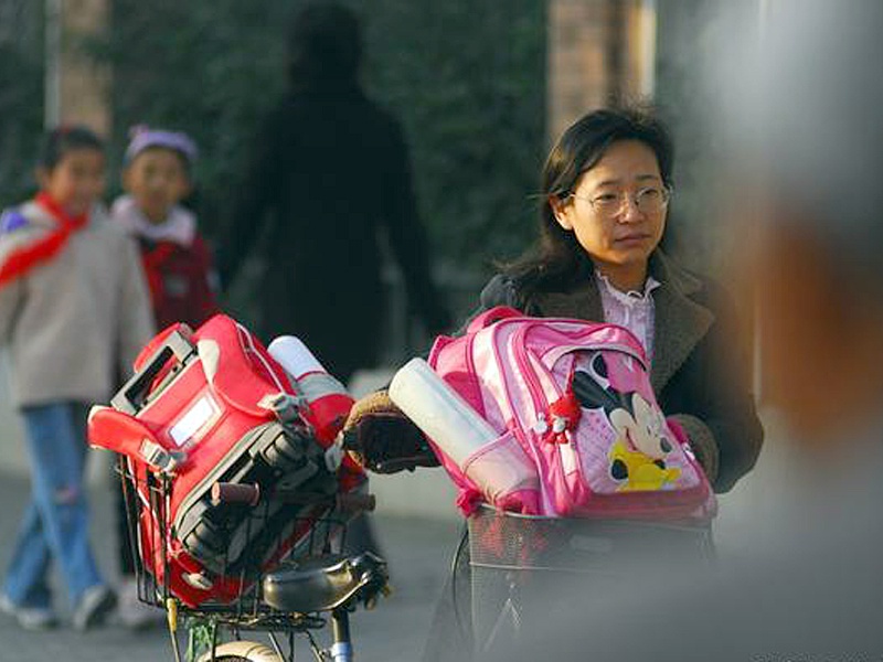 孩子的书包越来越重,学习的负担容易减轻,人生的压力却很难释放