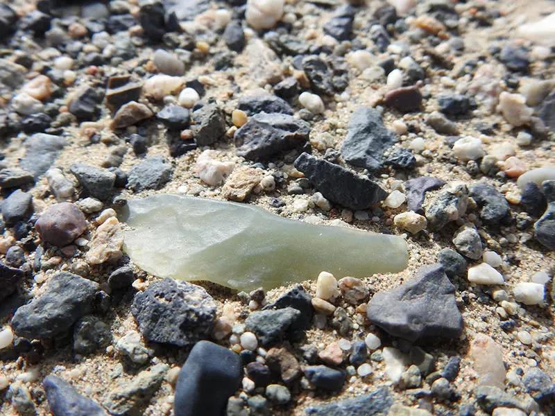 乌拉伊特湖的石头图片