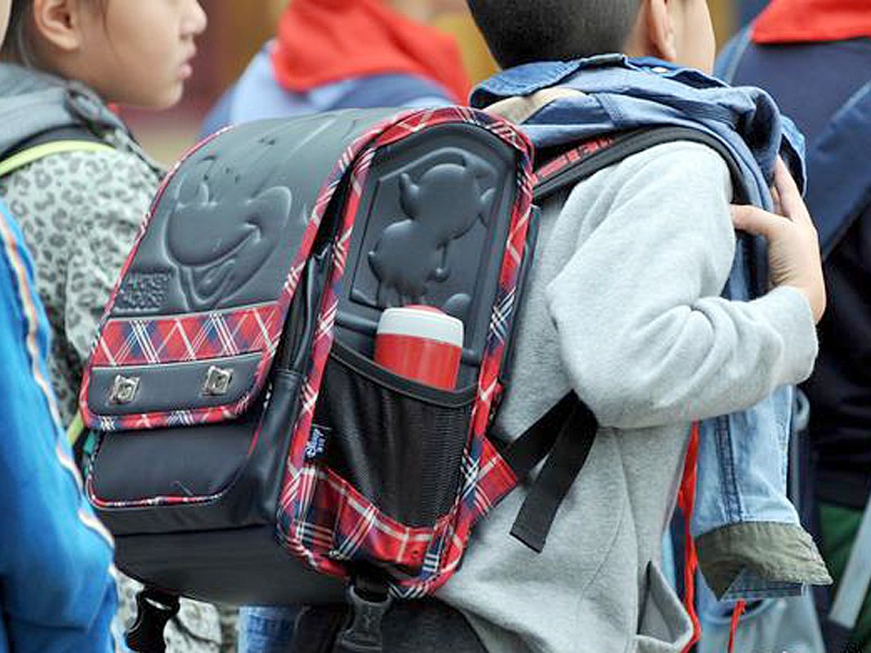 孩子的书包越来越重,学习的负担容易减轻,人生的压力却很难释放