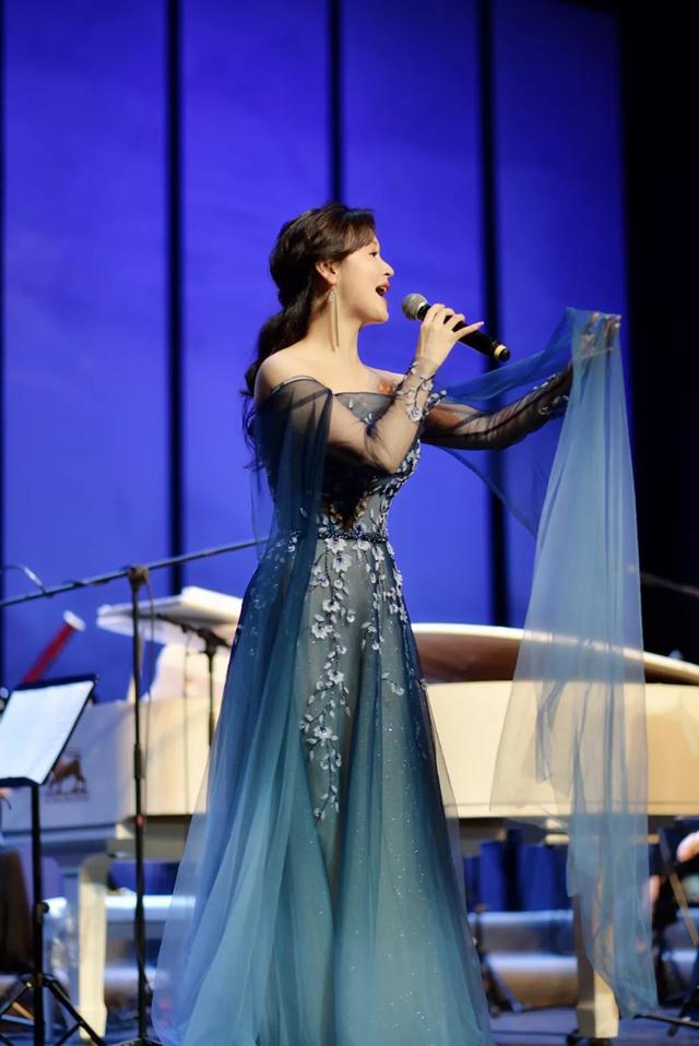 多年来在世界各地举办个人演唱会20余场,是有史以来首位在美国国会