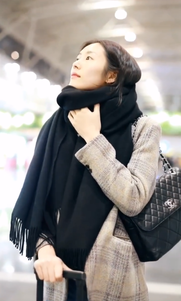 刘雯穿格纹羊毛西装搭配卷边牛仔裤,复古有型,演绎起中性风!