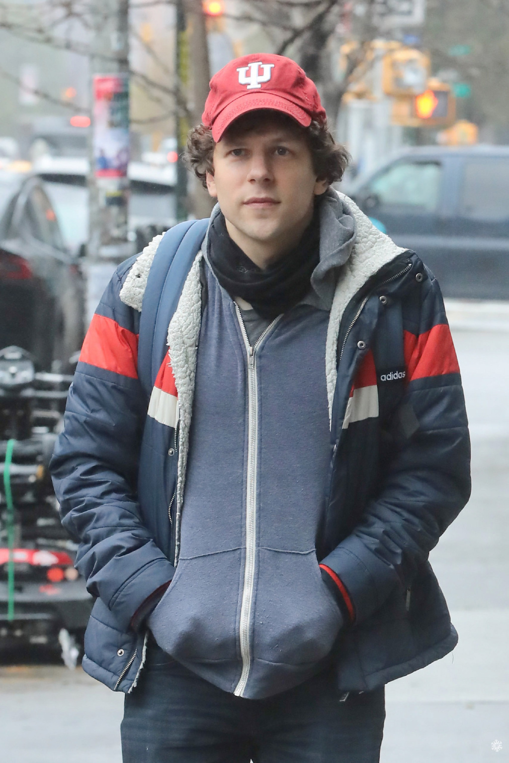 "卷西"杰西·艾森伯格长胖了!头戴鸭舌帽酷似马里奥,模样呆萌