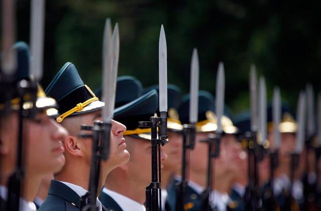 普鲁士的鹅步,也就是现在各国仪仗队走的正步十分美观,当时世界各国都