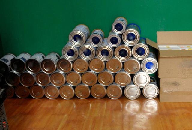 奶粉罐不要再扔了,他攒了一年的空罐子,给孩子做了个定制鞋柜