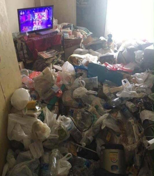 小伙外地打工租房住,年底房东来收房租看到屋里的一幕,让他滚!