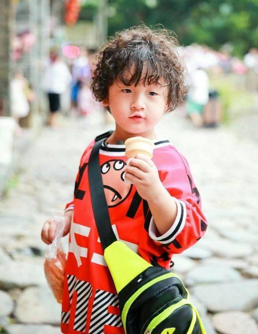 有种认不出叫邹市明儿子当年一头泰迪卷好呆萌今8岁成男子汉