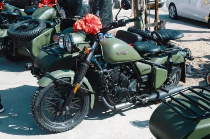 长江400cc"挎子"来了!复古造型,硬朗外表,30.5千瓦,等售价