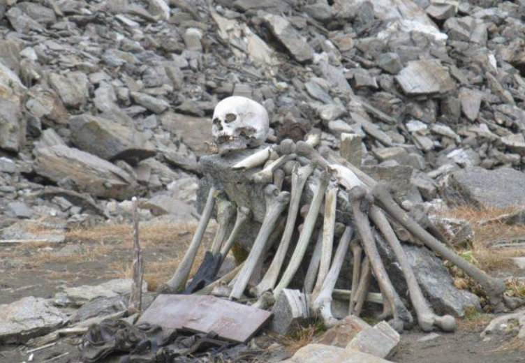 神秘骷髅湖出现在喜马拉雅山,骨骸多达200具,死因是