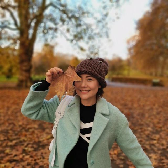 《还珠格格》柳红生活近照,43岁依然颜值在线,阳光灿烂风韵犹存