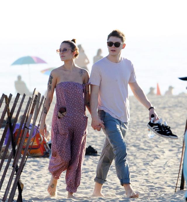 歌星海尔希变身小女人,穿连体裤娇俏可爱,跟男友当街拥吻太豪放