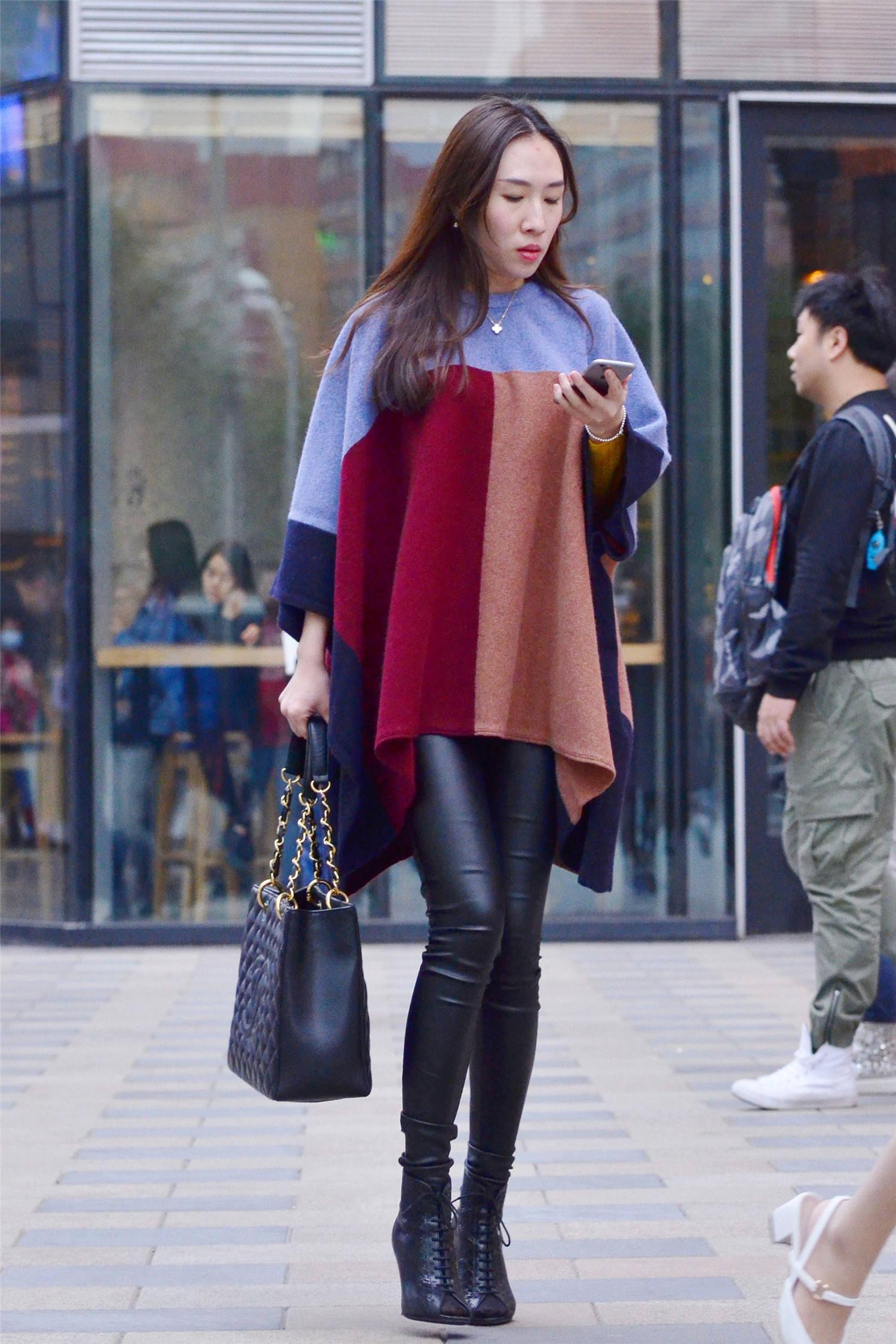紧身皮裤搭配细高跟短靴,姑娘的大氅时尚大气,还展现身材