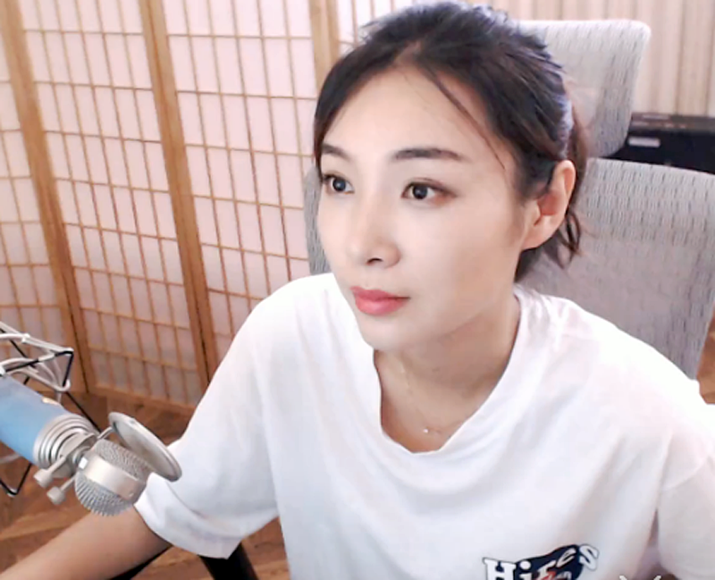 高考702分清华美女学霸,"推荐免试"北大研究生,却成游戏主播