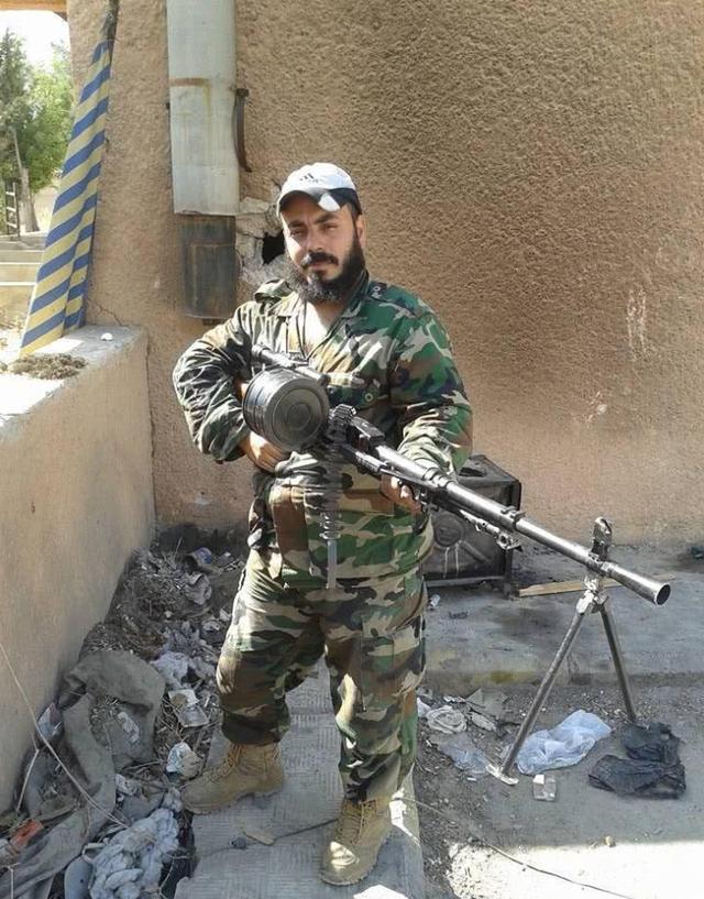 在叙利亚北部作战的一名武装人员,向社交媒体平台上传了两张自己自拍