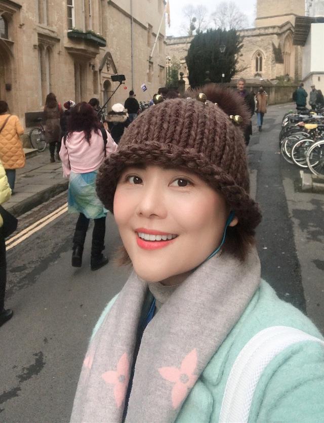 《还珠格格》柳红生活近照,43岁依然颜值在线,阳光灿烂风韵犹存