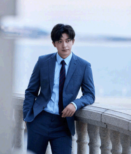 有一种"整容"叫《爱情公寓》张伟,8年后穿蓝色西装帅到不敢认