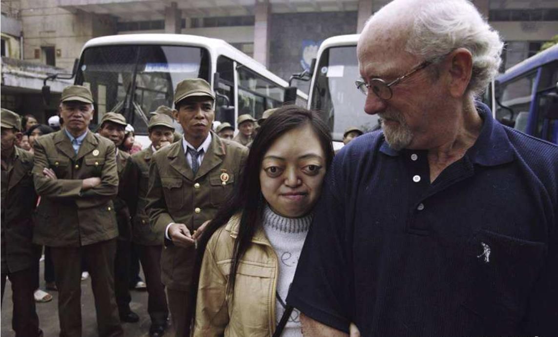 害人终害己!轰炸机喷射致命橙剂,士兵大量怪病,最后致癌而死!