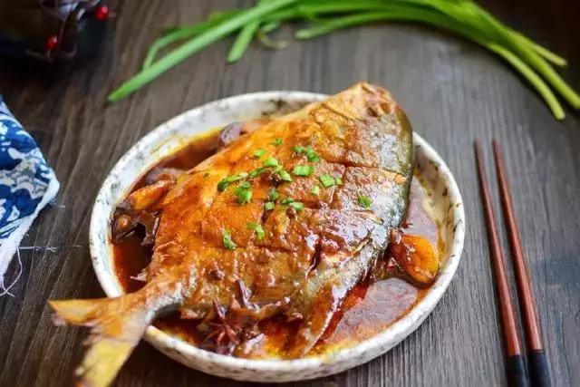 红烧海鱼,芋头鲜虾汤,养生排骨汤,烤番茄